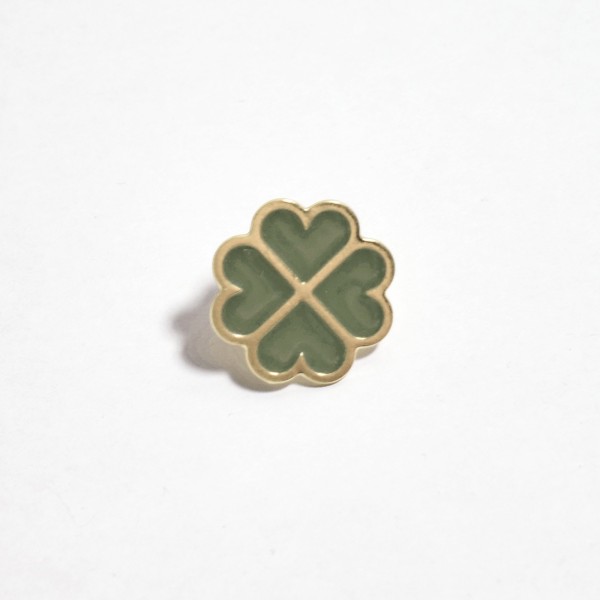 GYPSO I Pin's porte bonheur or fin émaillé "Grigri"