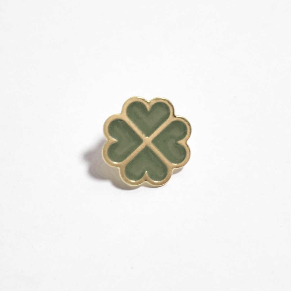 GYPSO I Pin's porte bonheur or fin émaillé "Grigri"