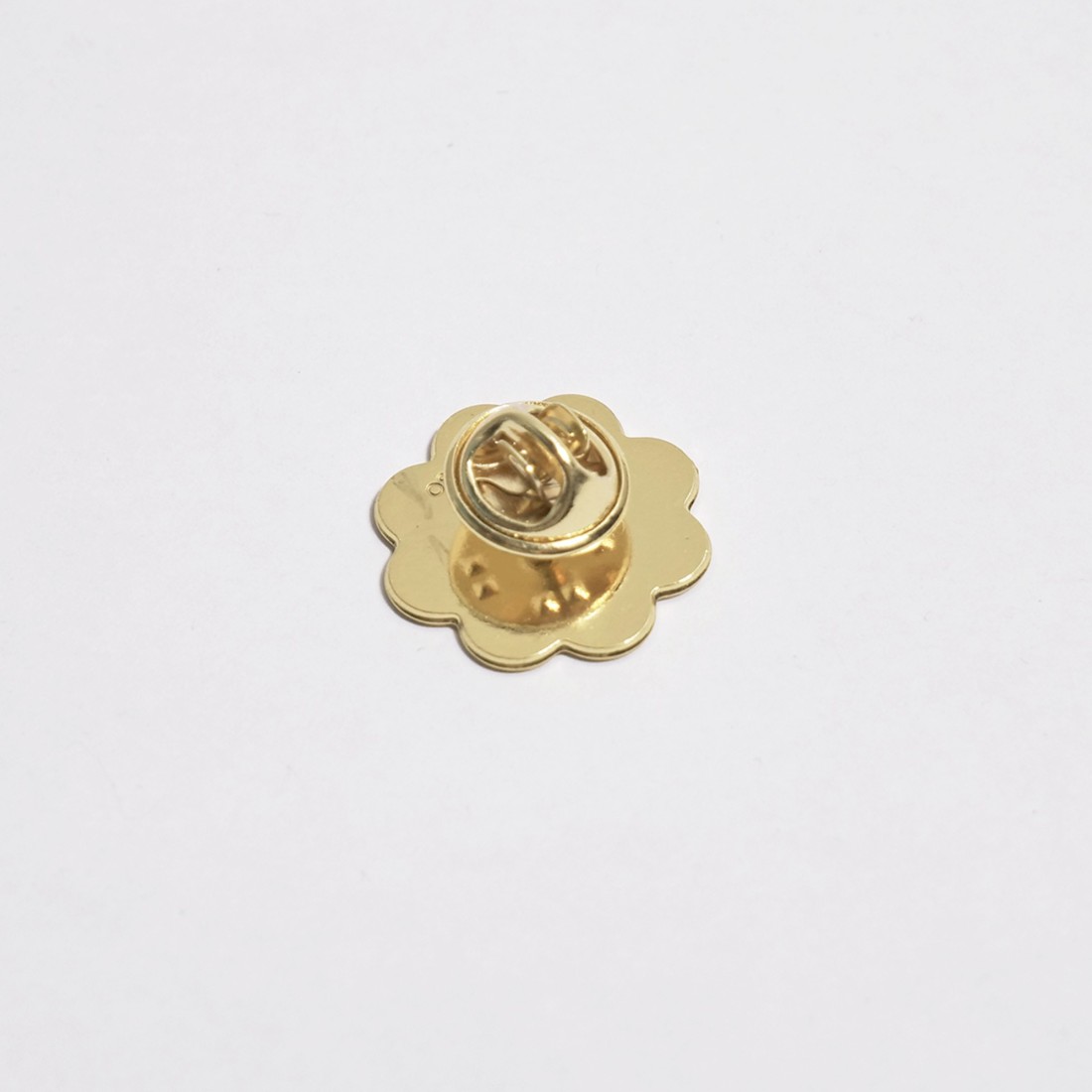 GYPSO I Pin's porte bonheur or fin émaillé "Grigri"