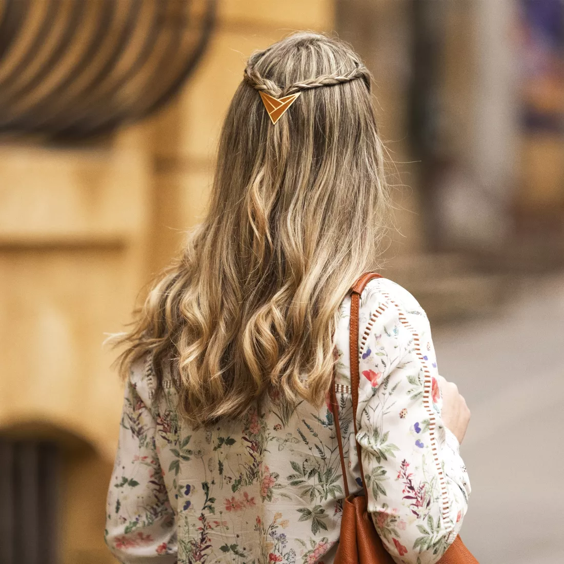 GYPSO I Barrette cheveux géométrique triangle  émaillée - Zoé - Doré - Camel Pailleté